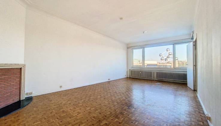 Heysel: Spacieux appartement deux chambres avec terrasse - A Rénover